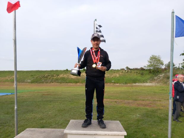 Denis REDOUTE survole le championnat de Bretagne de fosse universelle avec le score de 98/100, il devance Jean François MARQUER (2ème) et Adrien ROGER (3ème) tous les deux à 92/100.