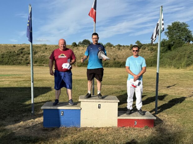Denis REDOUTÉ brillant vainqueur du grand prix du Val d’Izè 2025, il devance Stéphane BIRETTE et Romain LECARPENTIER.