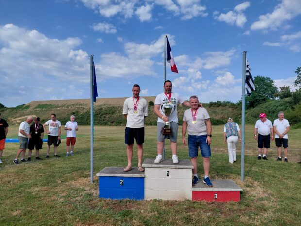 Sébastien MEDARD champion de Bretagne de fosse universelle avec le score de 94/100, il devance Adrien ROGER avec 93/100 et Stéphane THEBAULT avec 91/100.